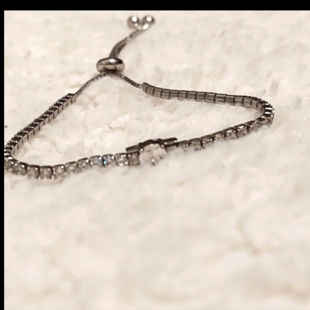 🤍🩵🤍 Elegant Silver Bracelet with Clear Stones.